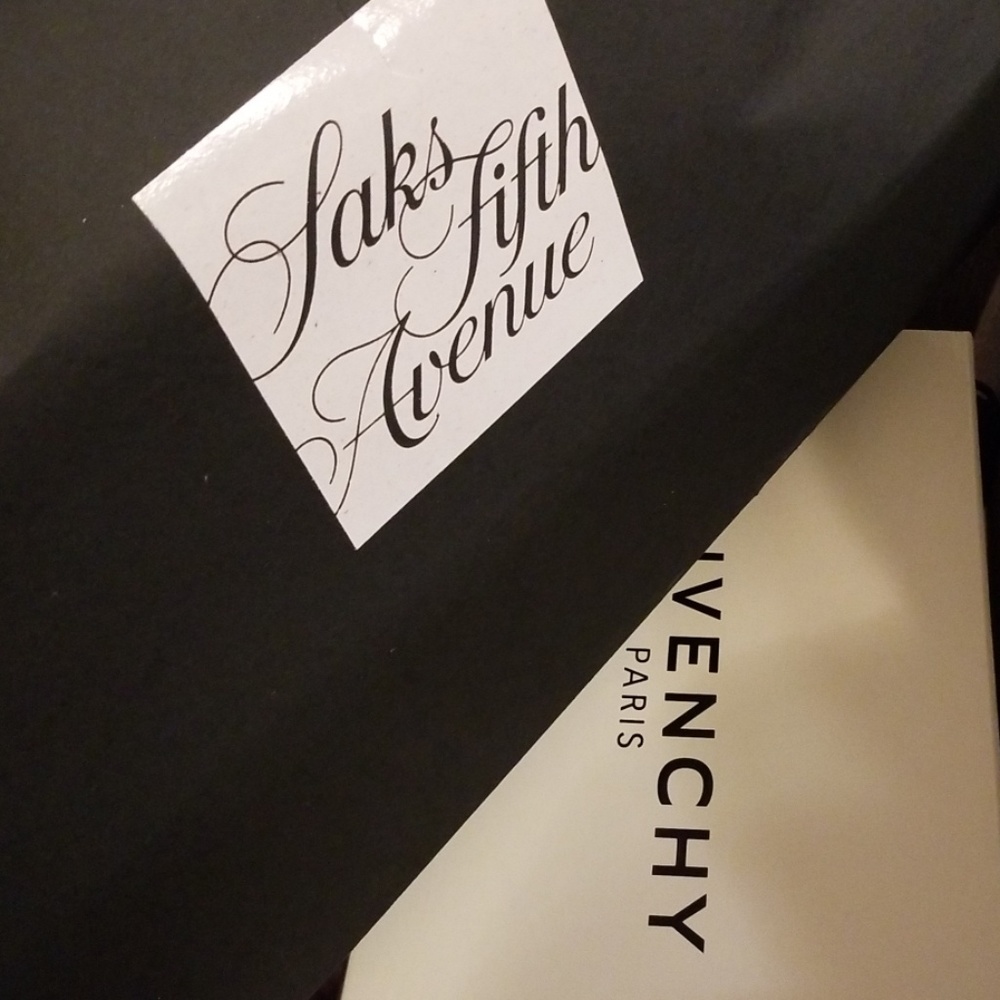 Givenchy - Picture 5 of 6